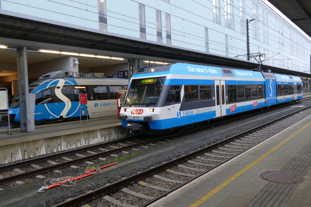 Zwei Züge der S-Bahn OÖ am Bahnhof
