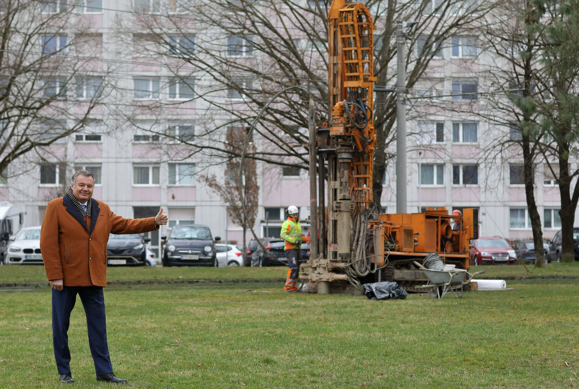 LR Steinkellner bei den Bohrungen