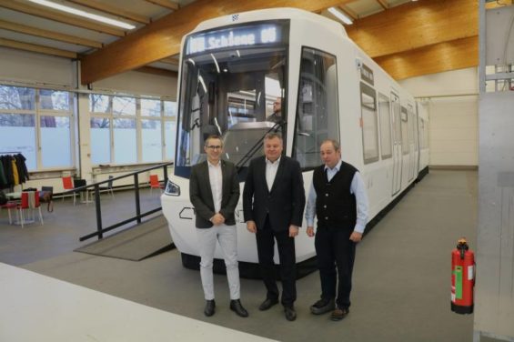 1:1 Modell der neuen TramTrain-Fahrzeuge in Karlsruhe ausgestellt