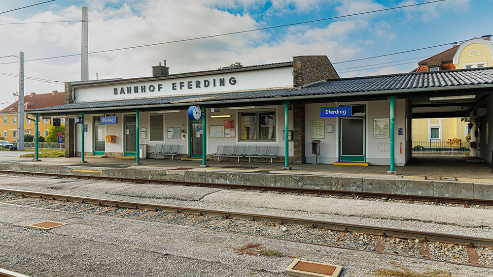 Blick auf den Bahnhof Eferding von vorne.