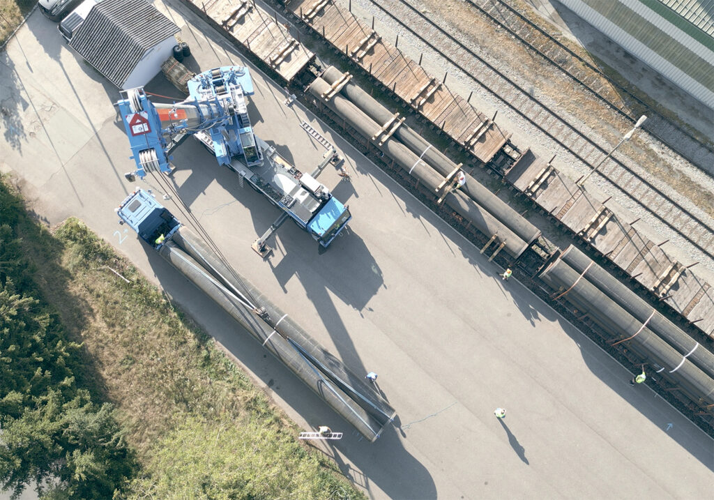 Vogelperspektive vom Verladen der Rohre für die Gaspipeline im Mühlviertel