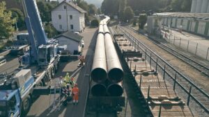 Vogelperspektive vom Transport der Rohre für die Gaspipeline im Mühlviertel auf der Aschacherbahn