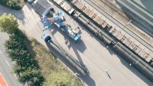 Vogelperspektive vom Verladen der Rohre für die Gaspipeline im Mühlviertel
