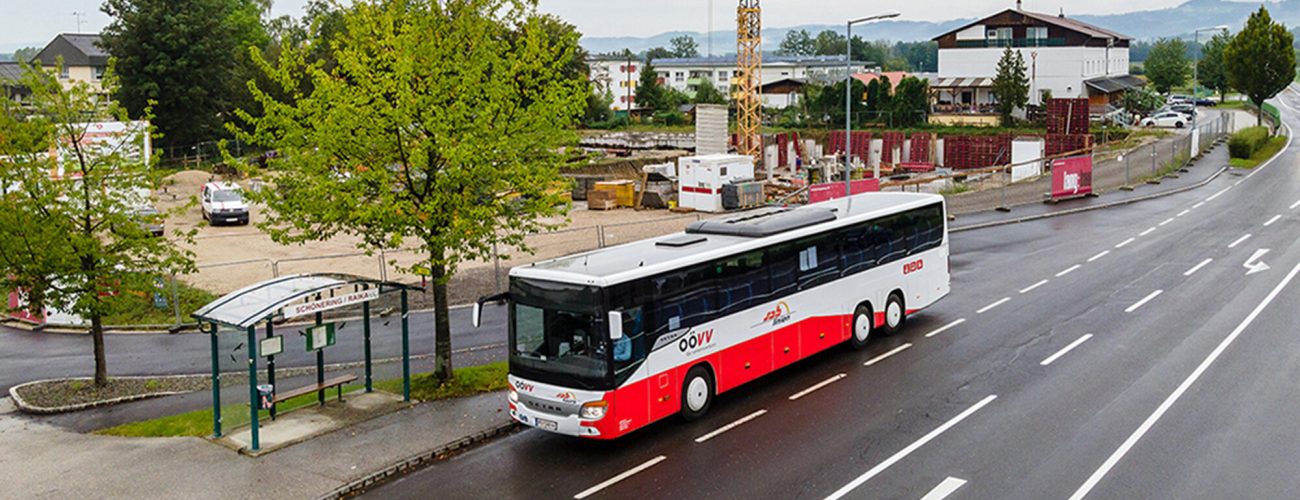 Bushaltestelle mit OÖVV Bus und Baustelle im Hintergrund