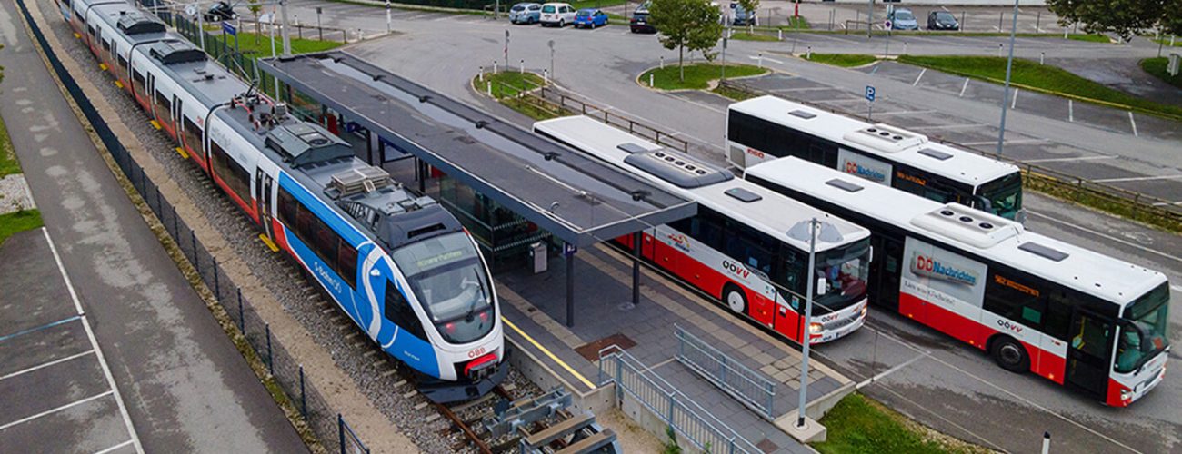 Bahn- und Bushaltestelle mit S-Bahn OÖ und OÖVV Bussen