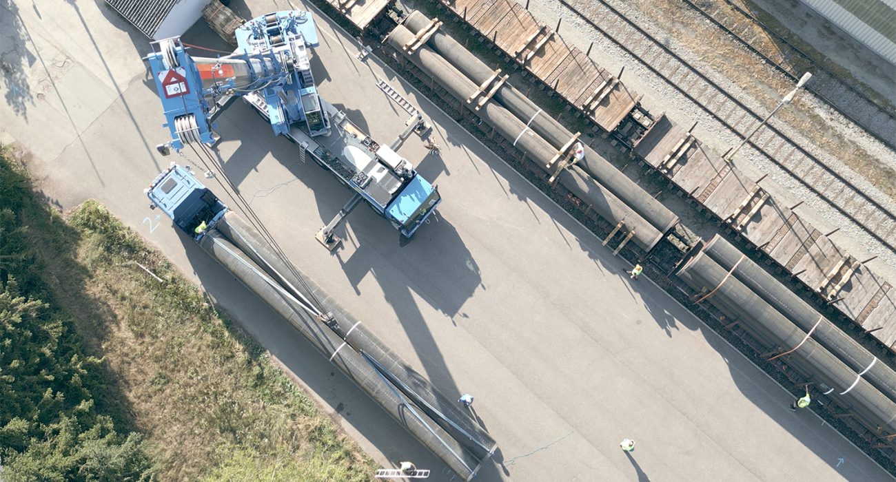 Vogelperspektive vom Verladen der Rohre für die Gaspipeline im Mühlviertel