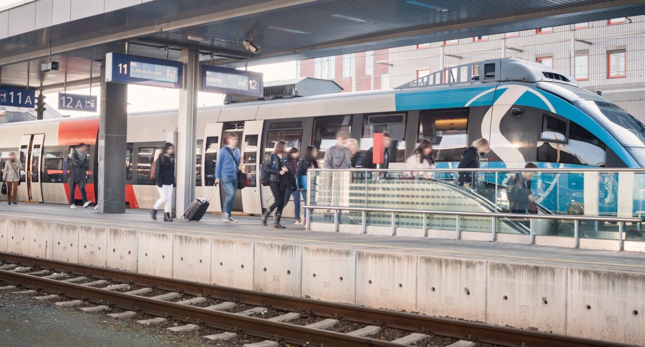 S-Bahn OÖ am Bahnhof, Fahrgäste steigen aus