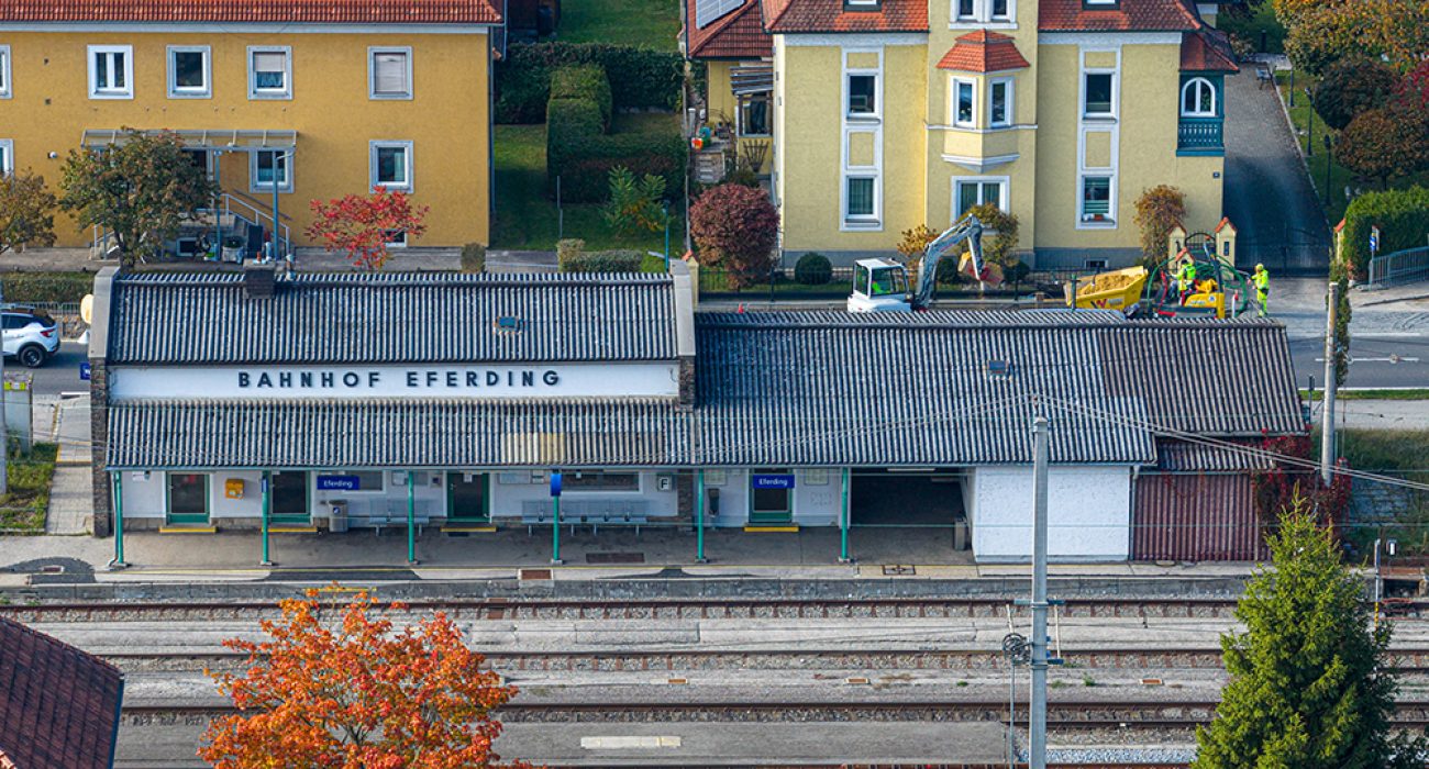 Blick auf den Bahnhof Eferding von oben.